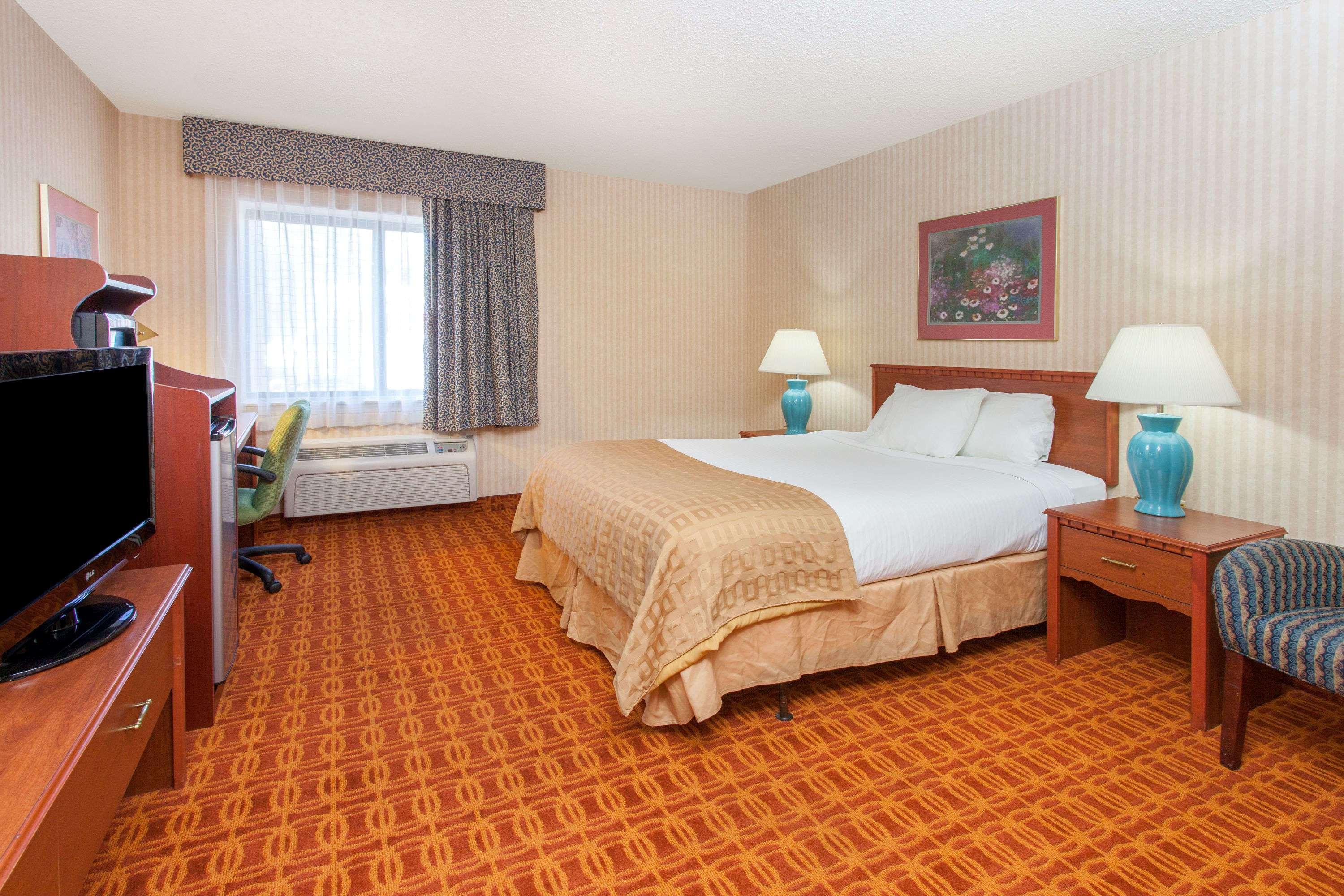 Baymont By Wyndham Detroit/Roseville Exterior photo
