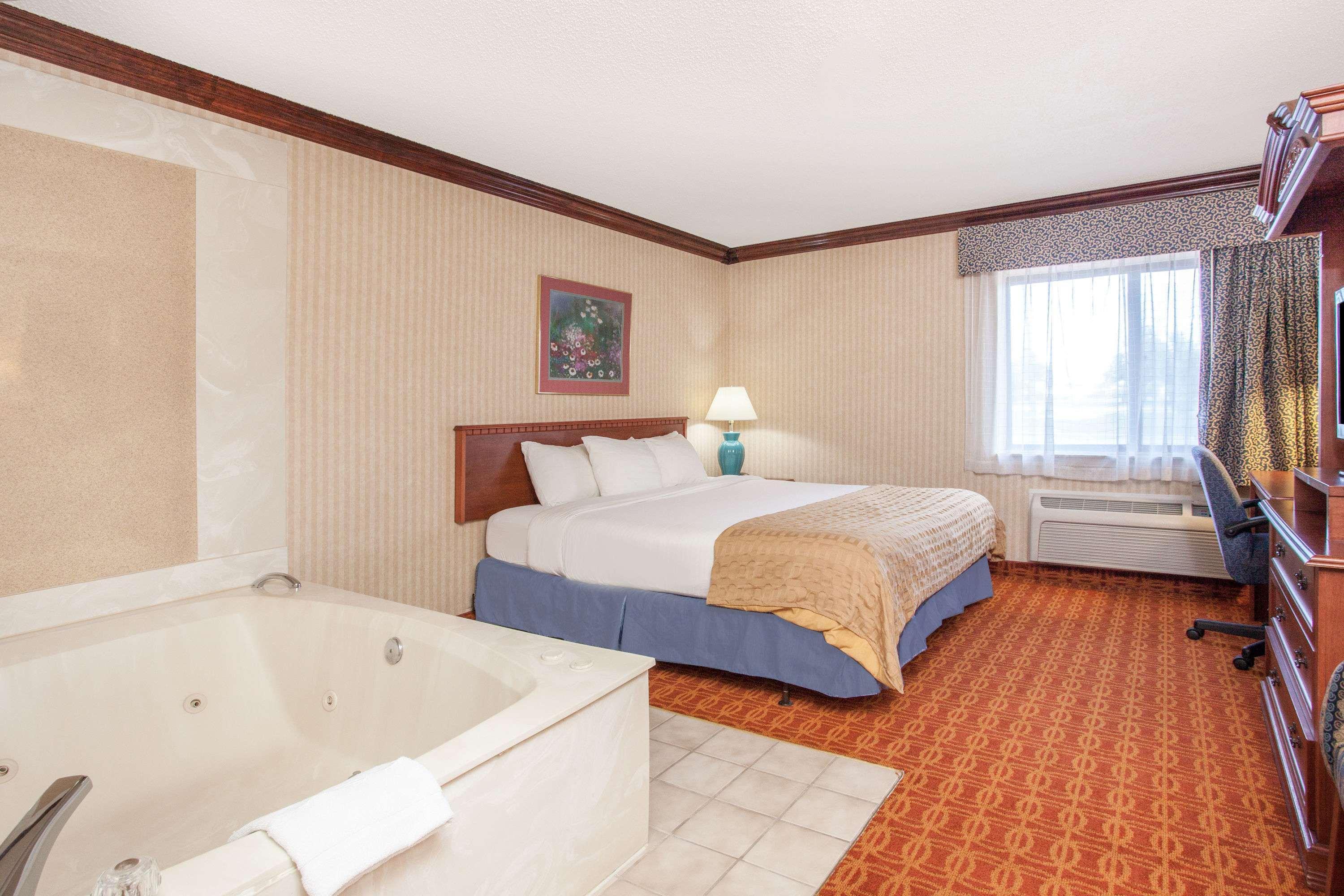 Baymont By Wyndham Detroit/Roseville Exterior photo