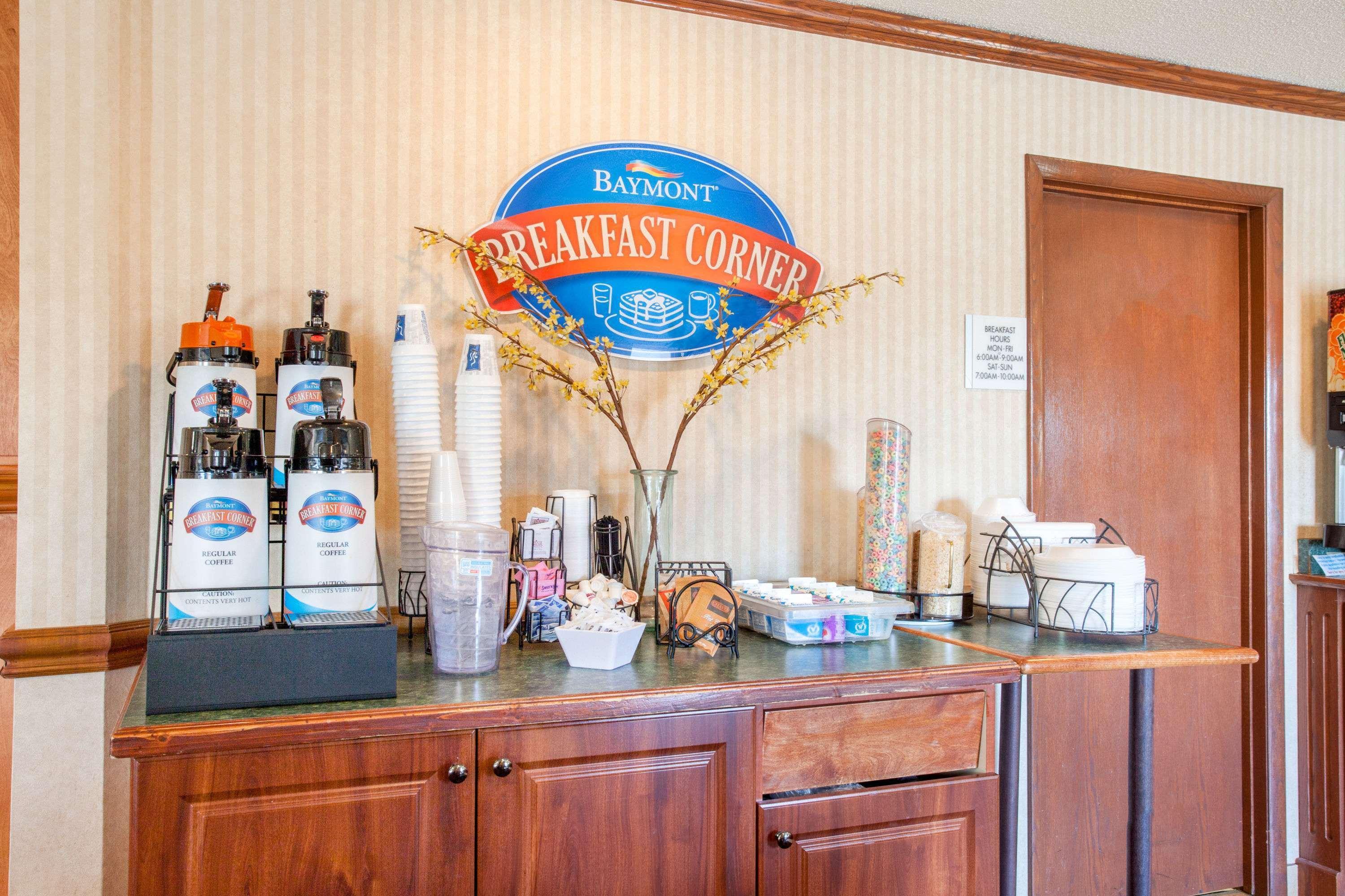 Baymont By Wyndham Detroit/Roseville Exterior photo