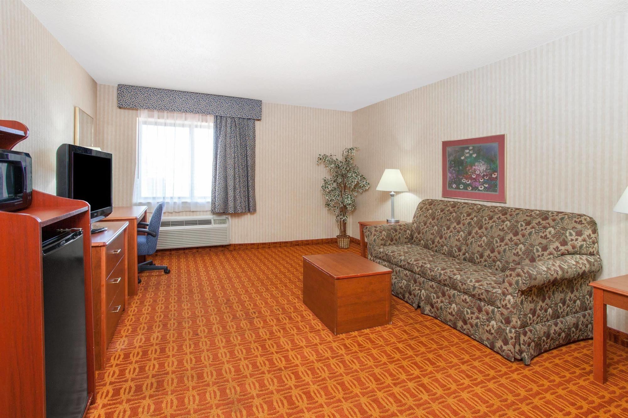 Baymont By Wyndham Detroit/Roseville Exterior photo
